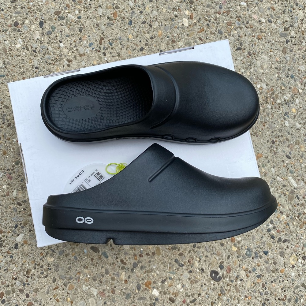 OOFOS Oocloog Recovery Shoe Women's size 8